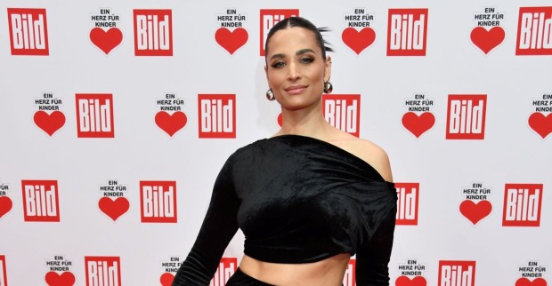 Amira Pocher in einem schwarzen Oberteil