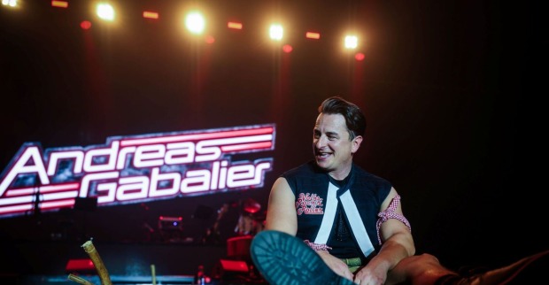 Andreas Gabalier sitzt auf der Bühne
