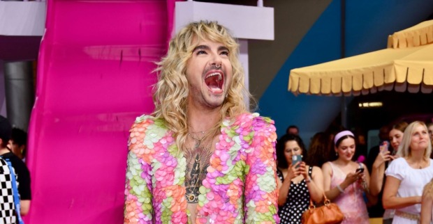 Bill Kaulitz lacht mit offenem Mund