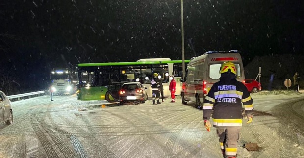 Der Bus, der in den Pkw geschlittert ist.