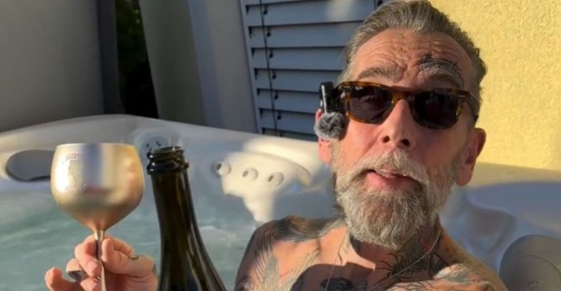 Roland mit champagner im Whirlpool.