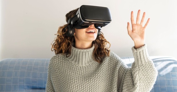 Frau mit VR-Brille