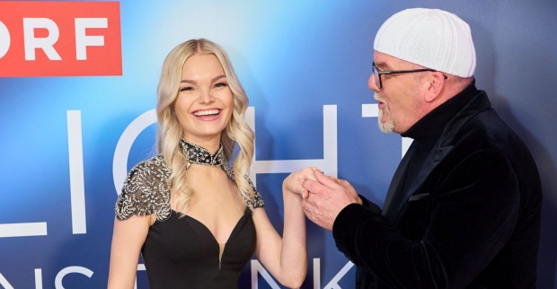 DJ Ötzi hält die Hand seiner Tochter Lisa-Marie.