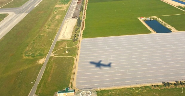 Flugzeug hebt ab am Flughafen Rom-Fiumicino