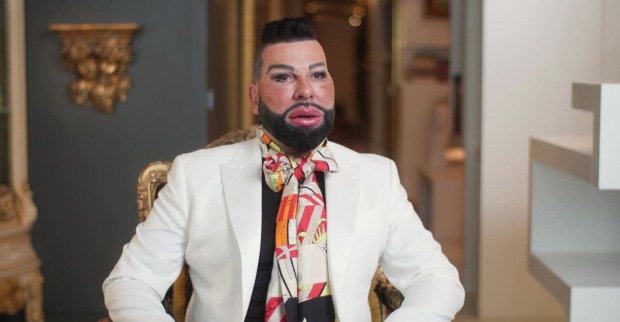 Harald Glööckler mit einem bunten Halstuch.