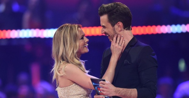 Helene Fischer greift in Florian Silbereisens Gesicht.