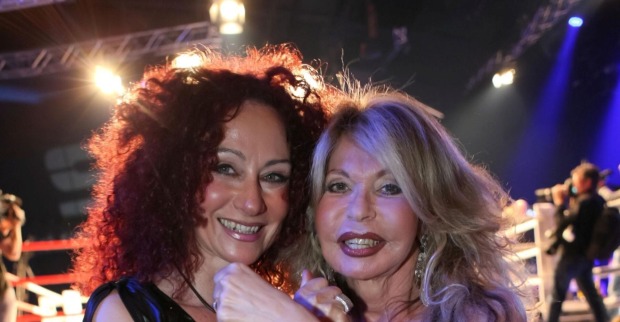 Mausi Lugner und Jeannine Schiller lächeln in die Kamera