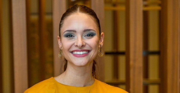 Julia Furdea lächelt in die Kamera