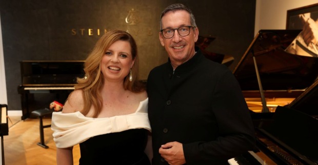 Simone Kopmajer und Viktor Gernot im Flagship-Store von Steinway &amp; Sons am Opernring