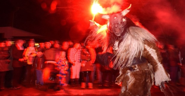 Ein Krampus vor Publikum.