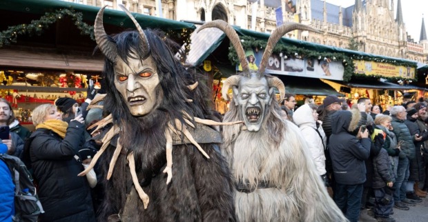 Zwei verkleidete Teilnehmer bei Krampuslauf.