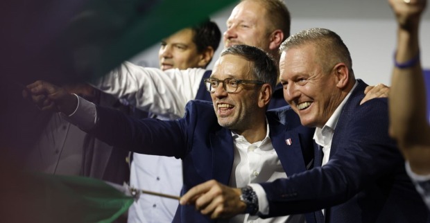 Kunasek und Kickl freuen sich über den Wahlsieg der FPÖ.