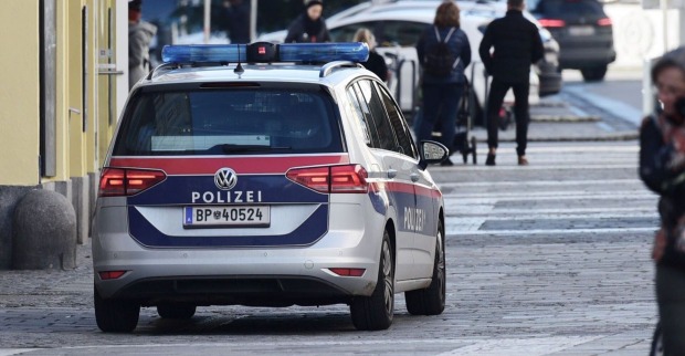 Ein Polizeiwagen steht in einer Straße.