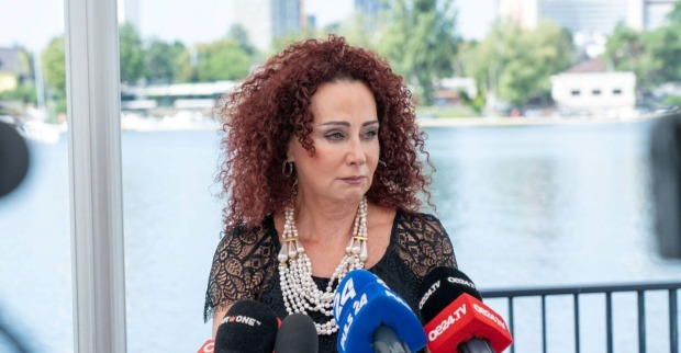 "Mausi" Lugner weint