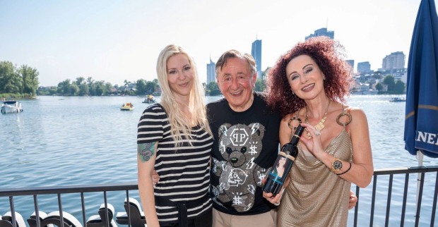 Simone, Richard und "Mausi" Lugner lächeln in die Kamera.
