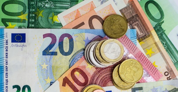 Geldscheine und Münzen: Familien bekommen 2025 mehr Geld.T