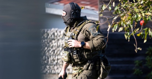Die Polizei ist schwer bewaffnet auf der Suche nach dem flüchtigen Doppelmörder.