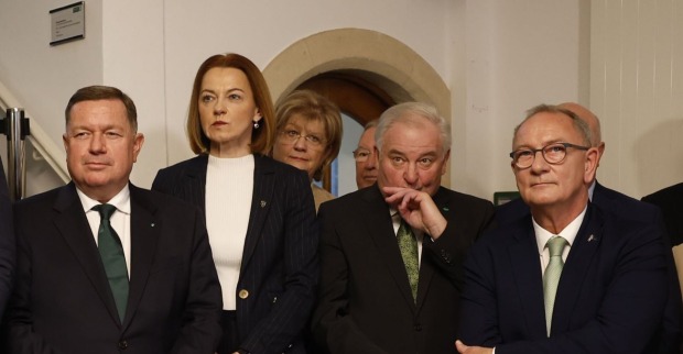 links LR Werner Amon (ÖVP), LR Simone Schmiedtbauer (ÖVP), Alt-Landeshauptmann Hermann Schützenhöfer (ÖVP) und Landesgeschäftsführer Detlev Eisel-Eiselsberg (ÖVP) während der Präsentation der Hochrechnung anl. der Steirischen Landtagswahl am Sonntag, 24. November 2024