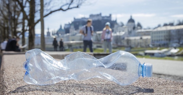 Weggeworfene Plastikflasche