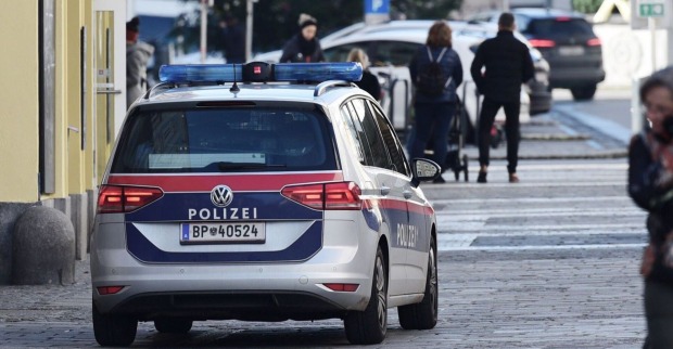 Ein Polizeiauto steht in einer Straße.