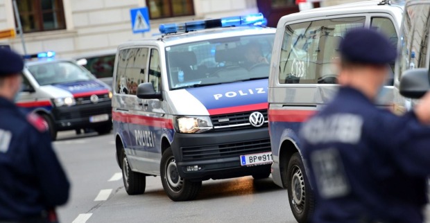 Polizeiautos und Polizisten im Einsatz.