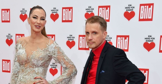 Sandy Meyer-Wölden und  Oliver Pocher posieren zusammen.