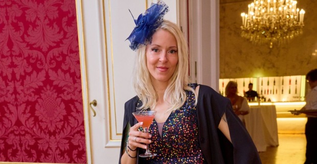 Simone Lugner mit einem Cocktail in der Hand.