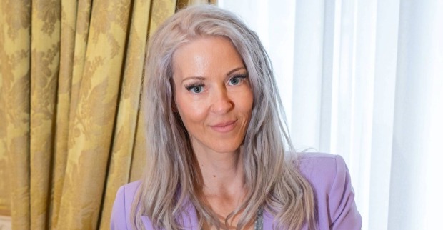 Simone Lugner lächelt in die Kamera