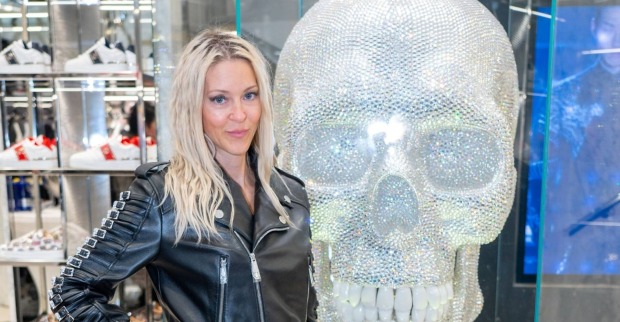 Simone Lugner mit einem Glitzer-Totenkopf