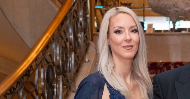 Simone Lugner auf einer Treppe.