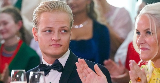 Marius Borg Høiby mit seiner Mutter Mette-Marit bei einer Veranstaltung.