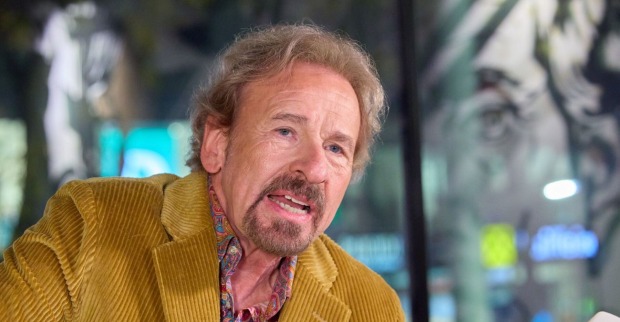 Thomas Gottschalk in einem gelben Sakko.