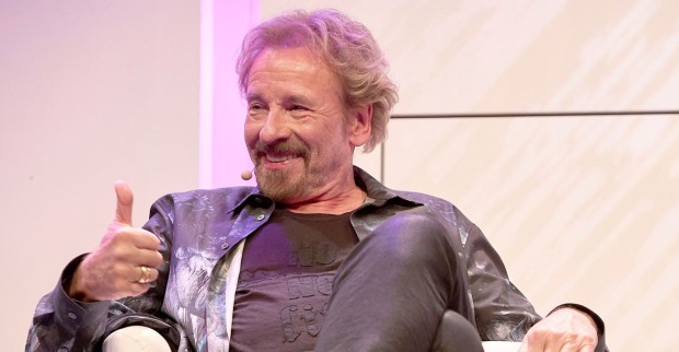 Thomas Gottschalk zeigt einen Daumen nach oben