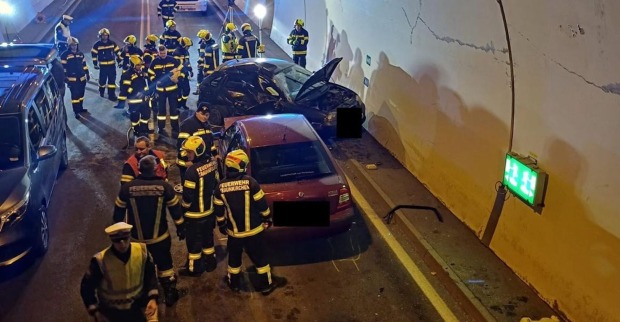 Viele Einsatzkräfte am Unfallort im Bartl-Kreuz-Tunnel in Ebensee.