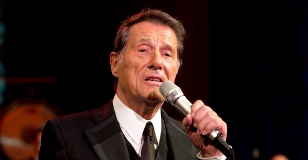Udo Jürgens singt in ein Mikrophon