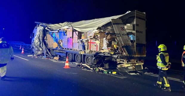 Einer der Unfalllastwagen auf der A4 und Einsatzkräfte.