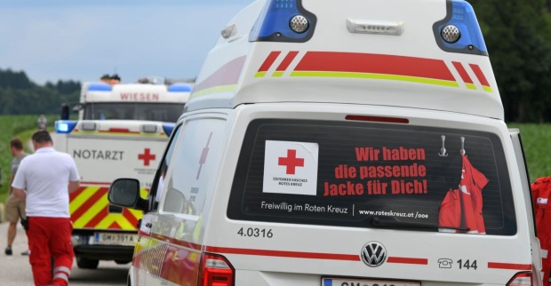 Zwei Rettungswagen an einem Unfallort.