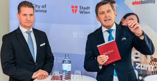 Zwei Männer im Anzug bei der Fachtagung