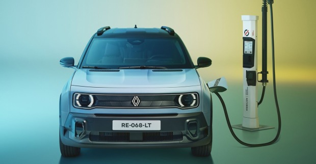 Der Renault R4 an einer Ladesäule