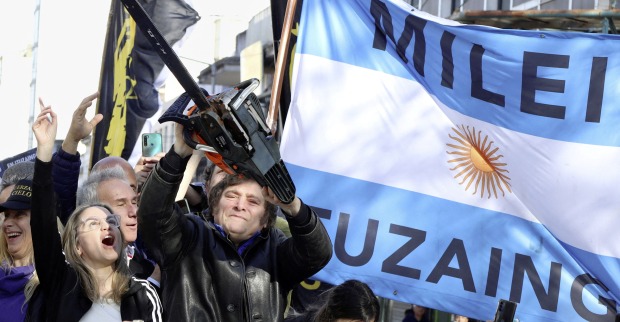Javier Milei wurde vor einem Jahr als Präsident Argentiniens angelobt. Sein Motto ist Deregulierung mit der Kettensäge.