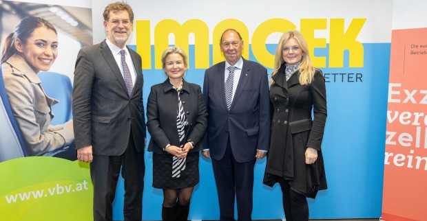 Gruppenfoto vor Fiermenlogoaufsteller