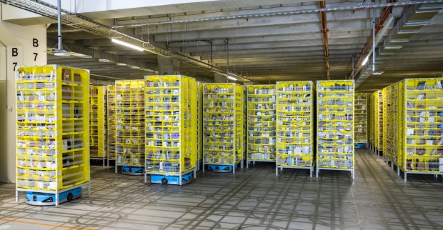 Das Herzstück des Amazon-Logistikzentrums in Augsburg ist die 30.000 Quadratmeter große Robotikhalle.