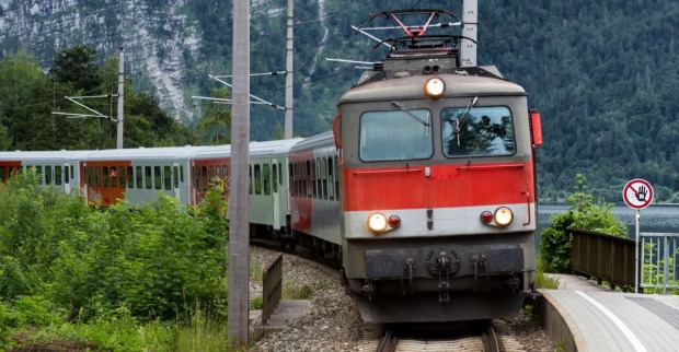 Zug fährt über eine bergige Strecke: Züge können zwischen Bruck an der Mur und Leoben aktuell nicht verkehren. Betroffen ist nicht nur der Nah- sondern auch der Fernverkehr Richtung Villach.