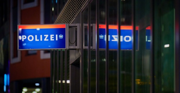Polizeistation in der Nacht.