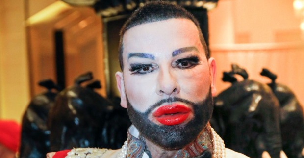 Harald Glööckler mit rotem Lippenstift.