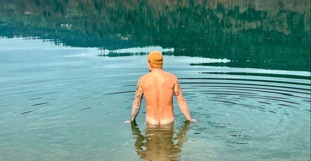Manuel Feller in einem Bergsee