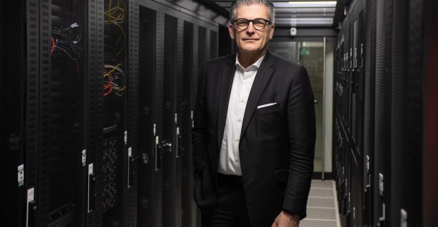 Martin Heimhilcher im weißen Hemd und dunklem Anzug