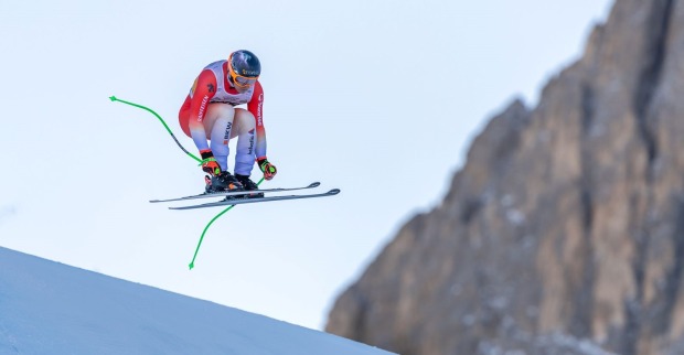 Josua Mettler springt über die Piste in Bormio.