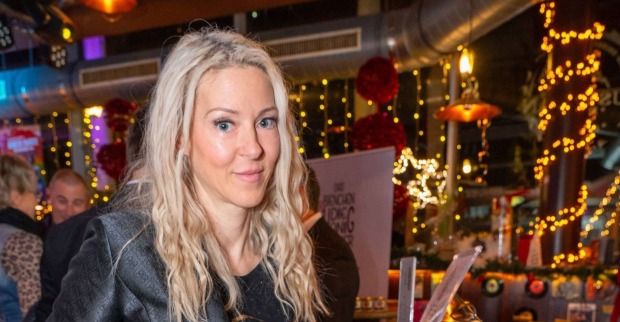 Simone Lugner mit ernstem Gesichtsausdruck.