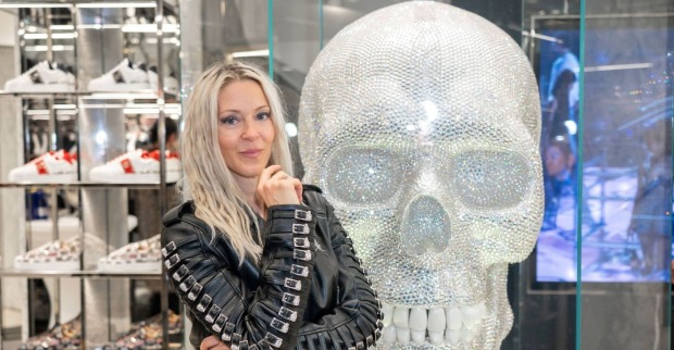 Simone Lugner posiert mit einem Totenkopf